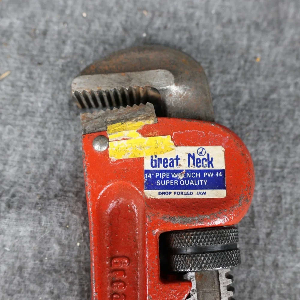 Great Neck PW-14 14in Pipe Wrench Red Heavy Duty Adjustable Forged Steel Taiwan